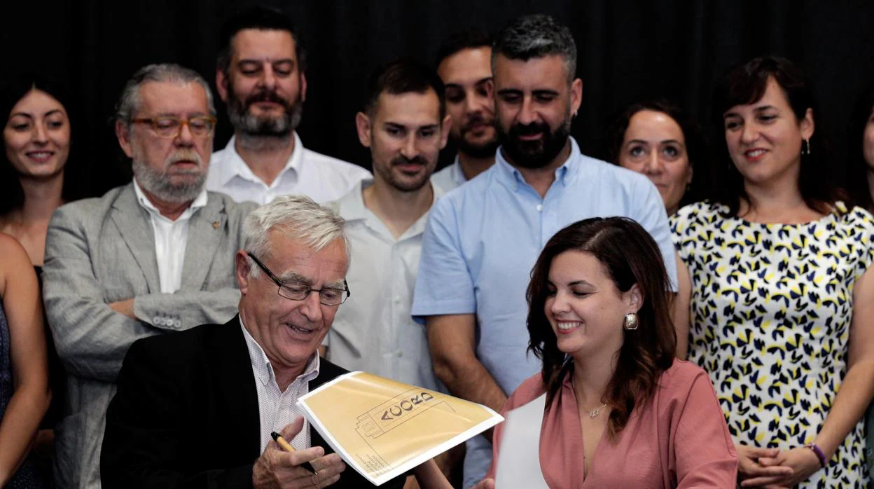 Imagen de Joan Ribó y Sandra Gómez en la firma del Acuerdo del Rialto