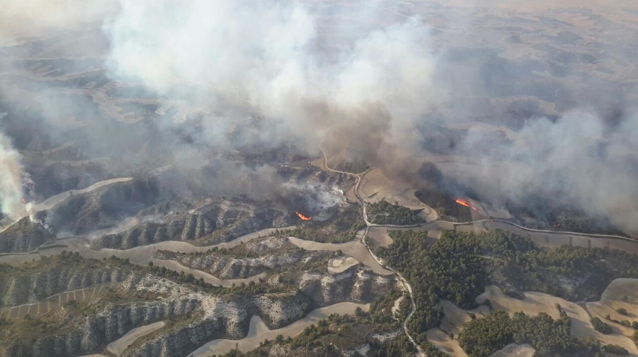 Imagen aérea facilitada por el Gobierno aragonés en la que se aprecian varios focos activos de este incendio