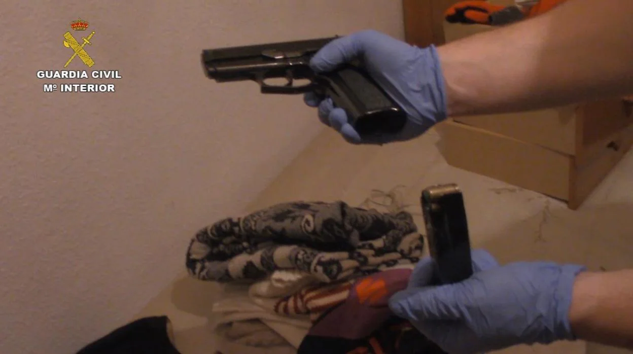 Arma de fuego encontrada por los agentes en el registro de los domicilios de los atracadores