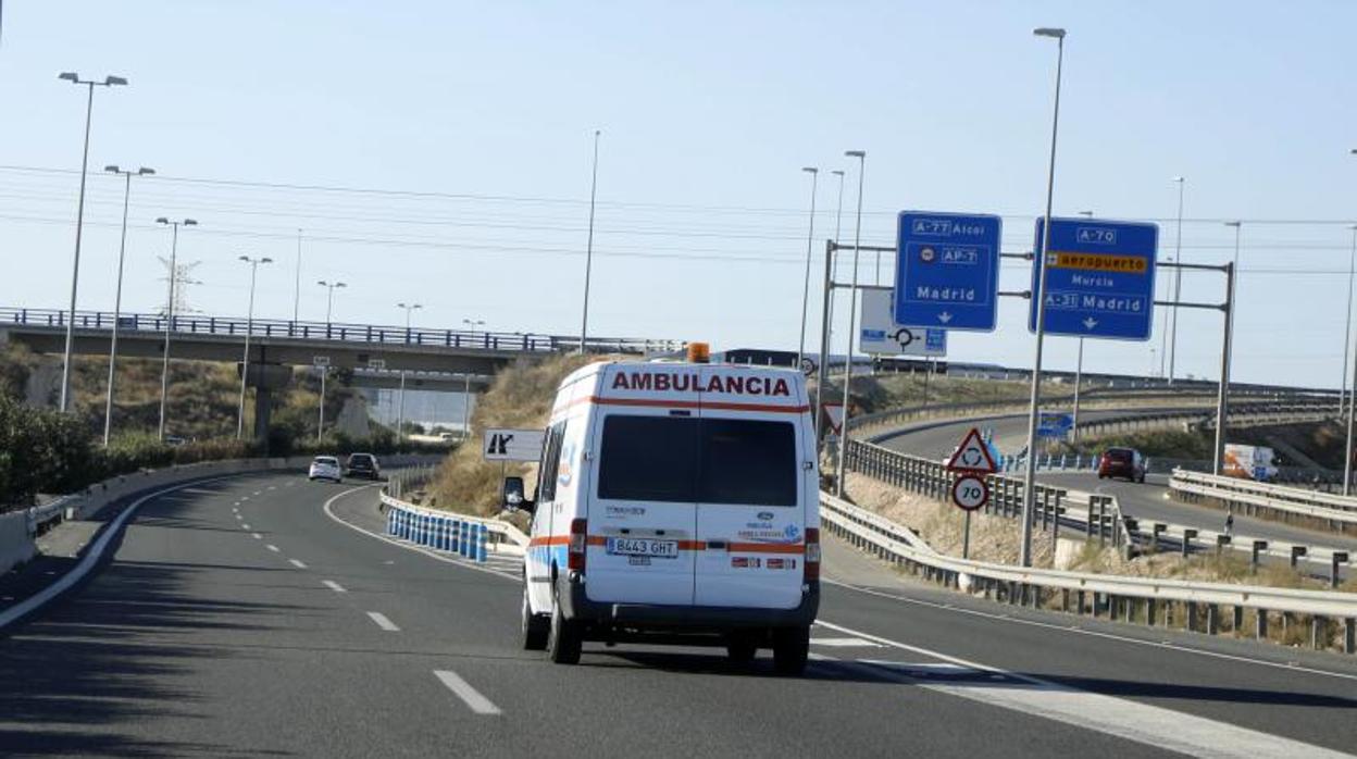 Una ambulancia circulando por la autovía de circunvalación de Alicante A-70