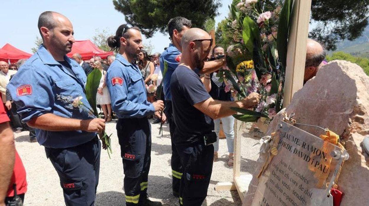 Bomberos, participando el pasado domingo en el homenaje a sus compañeros fallecidos