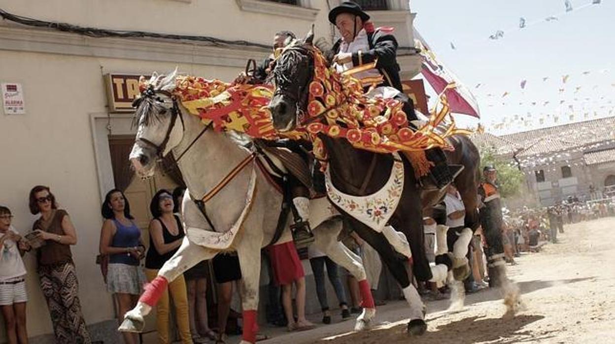 Carrera de caballos enjaezados en El Carpio de Tajo