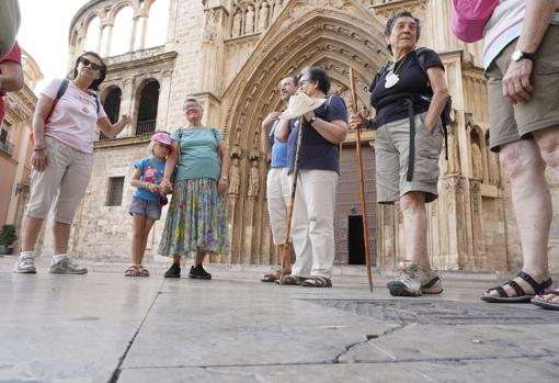 Imagen de unos peregrinos frente a la Catedral de Valencia