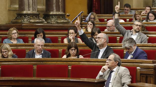 El Parlament no renuncia a la unilateralidad y se reafirma en la reprobación del Rey