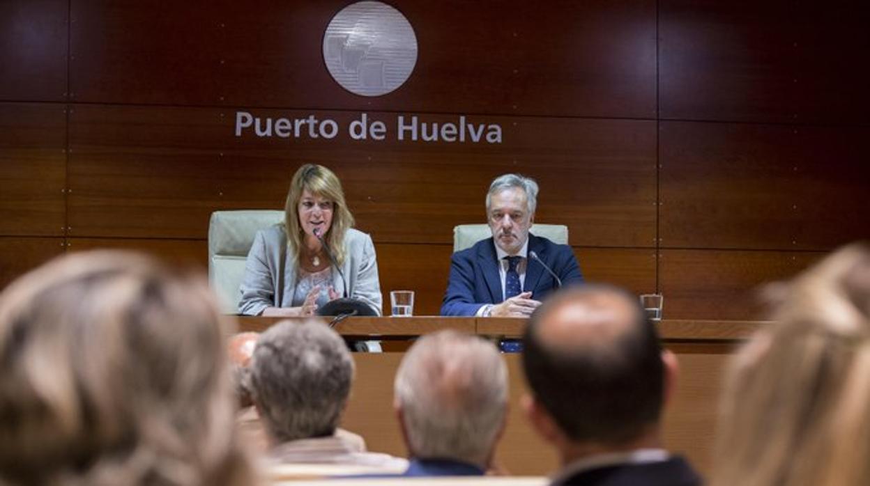 Pilar Miranda, presidenta de la Autoridad Portuaria de Huelva y un dirigente empresarial portuario