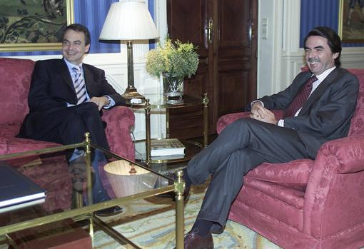 Reunión en el Palacio de la Moncloa entre José María Aznar (derecha) y José Luis Rodríguez Zapatero (izquierda). Era el año 2004