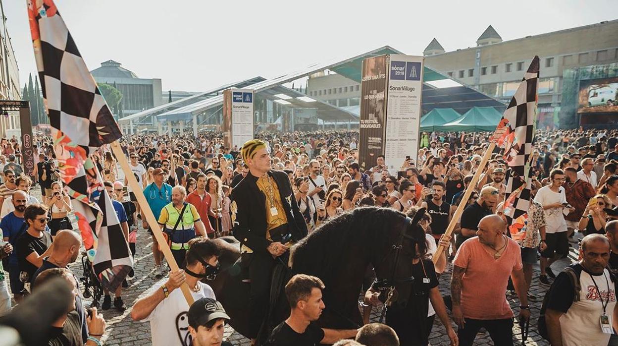 Imagen de la entrada a caballo del rapero Cecilio G en el festival Sónar 2019.