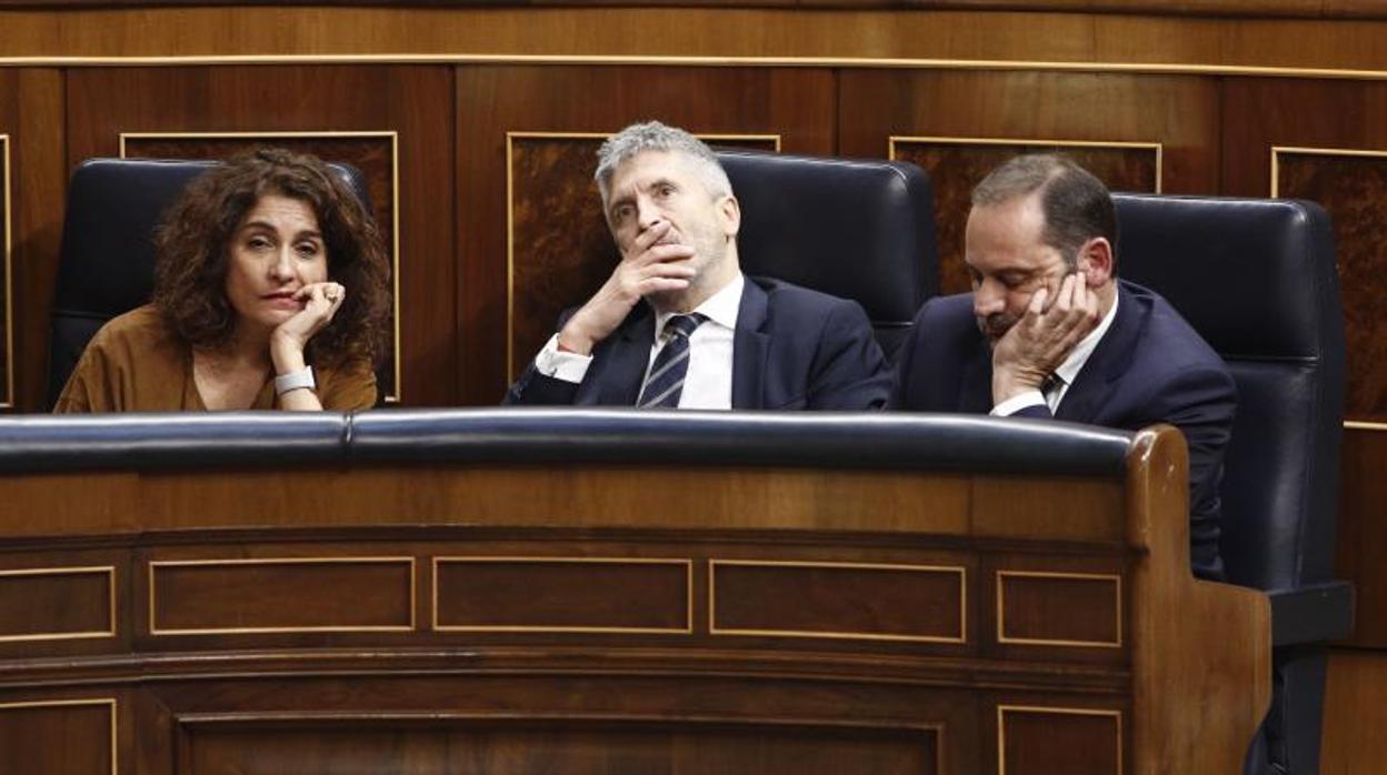 Los ministros de Hacienda, Justicia y Fomento durante el discurso previo a la segunda votación