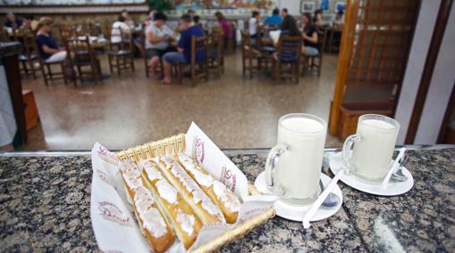 Imagen de dos vasos de horchata y fartons en «Horchatería Daniel»