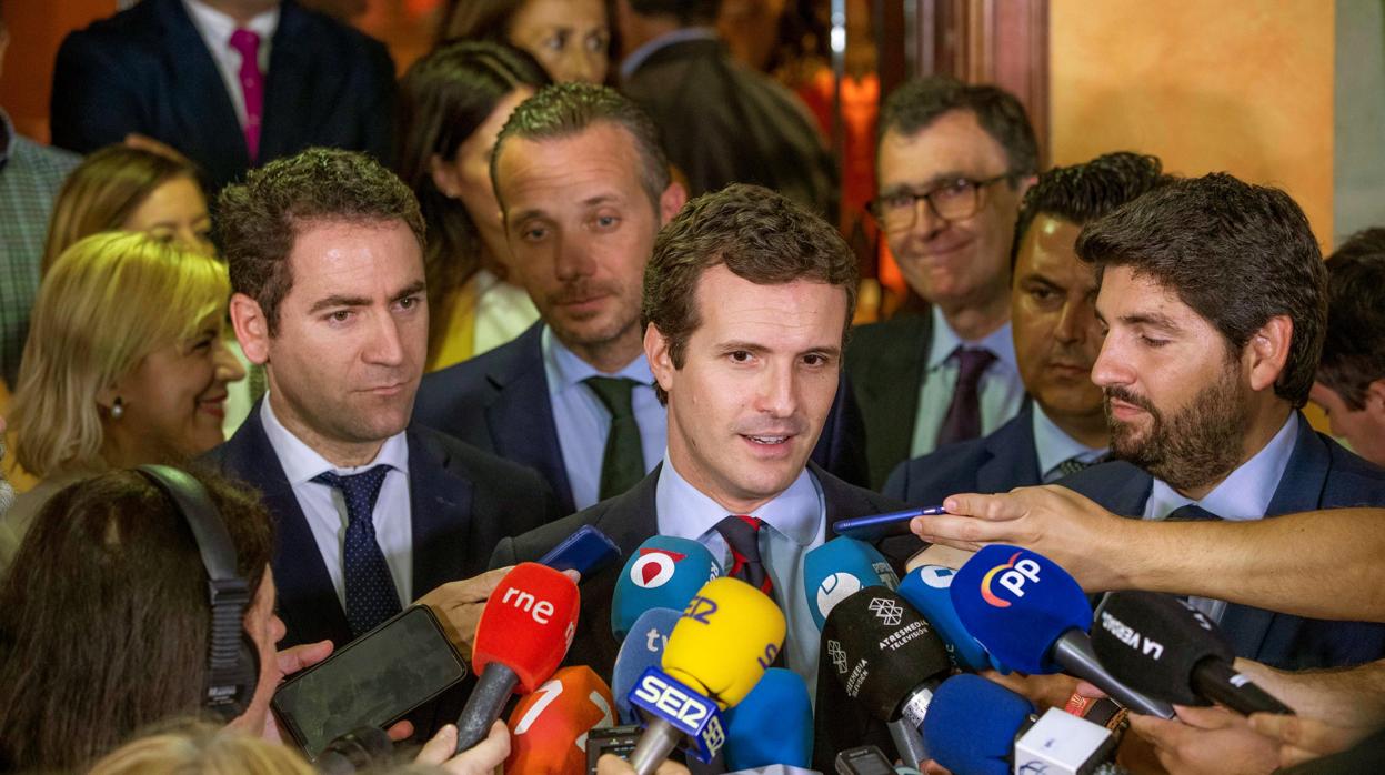 Pablo Casado, atendiendo a los medios acompañado de Teodoro García Egea y Fernando López Miras