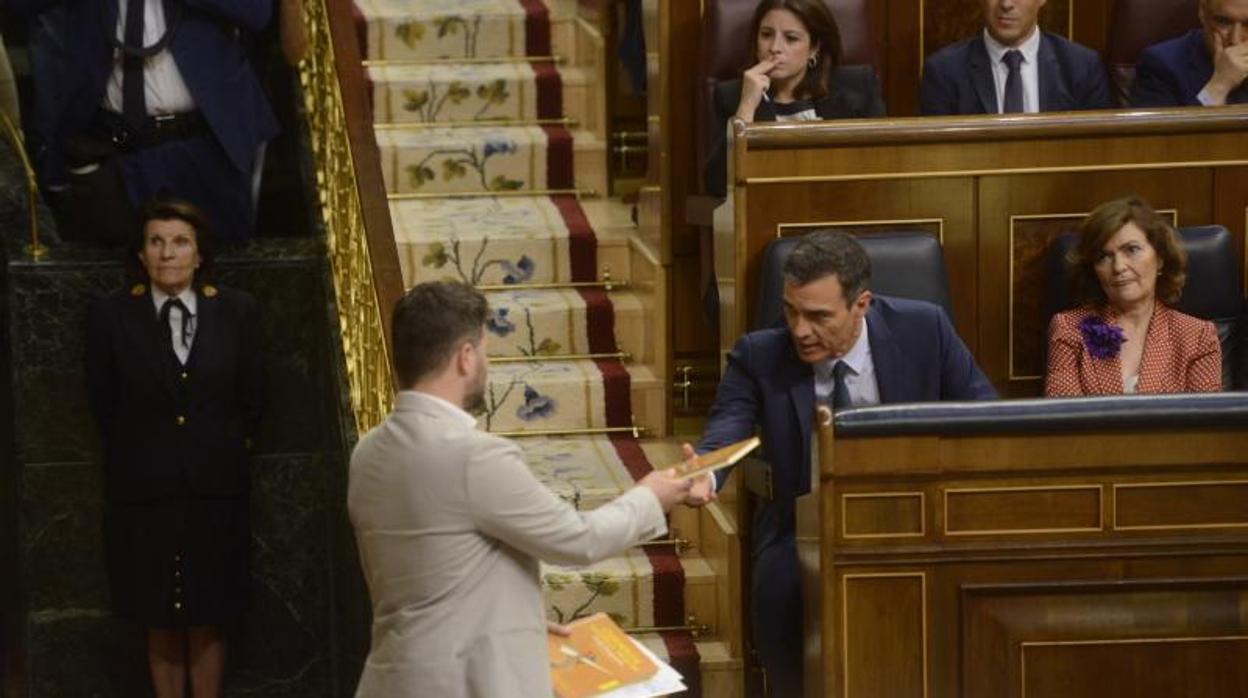 Rufián le entrega un libro de cuentos escrito por Oriol Junqueras, ayer, a Pedro Sánchez