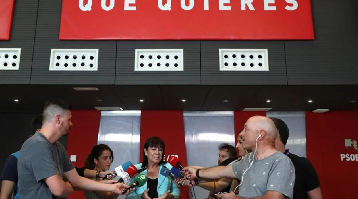 La presidenta de PSOE, Cristina Narbona, realiza declaraciones a los medios de comunicación