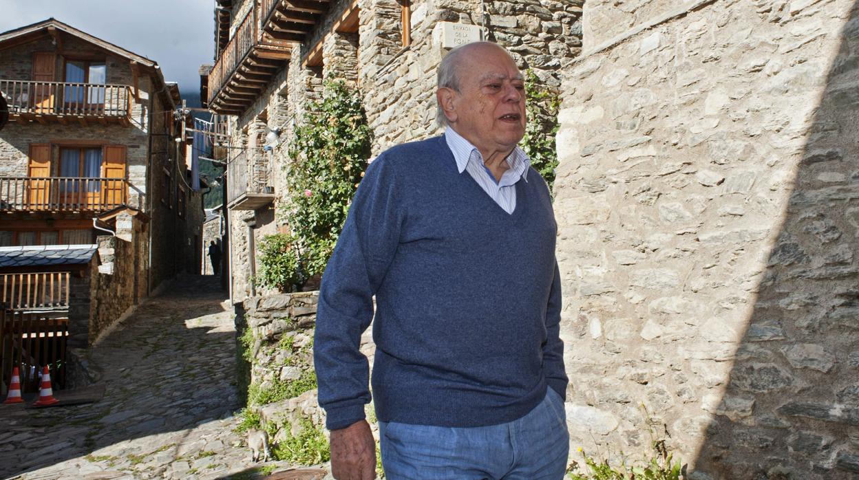 El expresidente de la Generalitar Jordi Pujol paseando por Queralbs (Gerona) en agosto de 2014