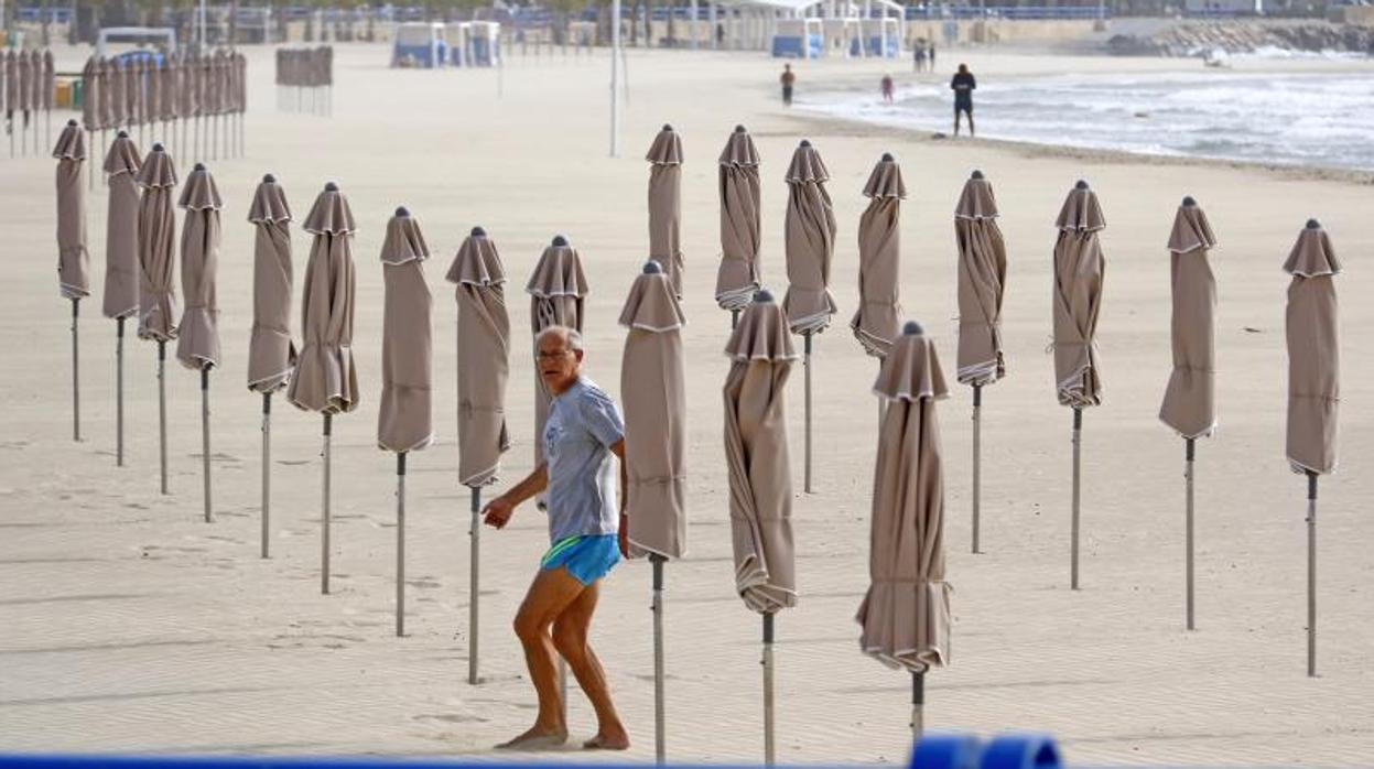 Un hombre en una playa de Santa Pola