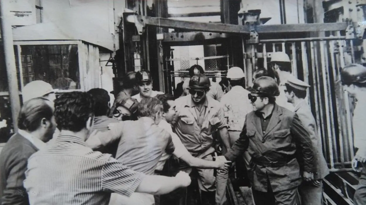 Los trabajadores de las minas tras salir de uno de los encierros que se presentarán en el documental «El encierro»