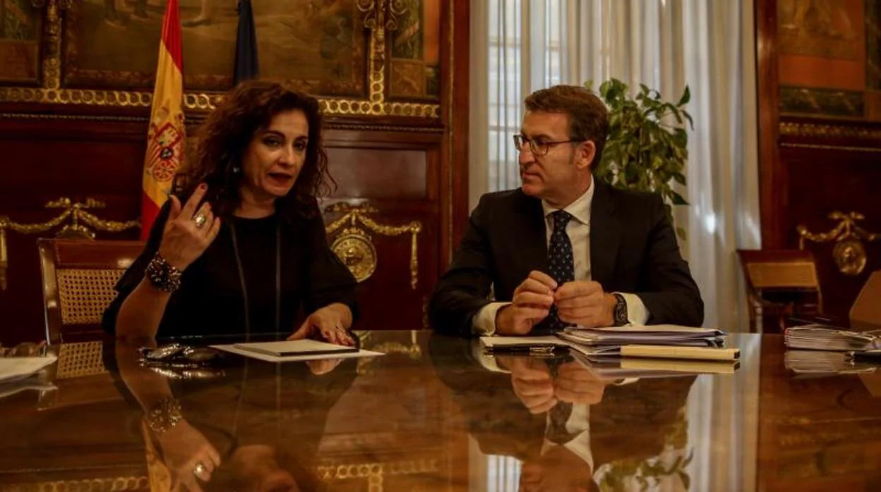 María Jesús Montero y Alberto Núñez Feijóo, reunidos en agosto de 2018