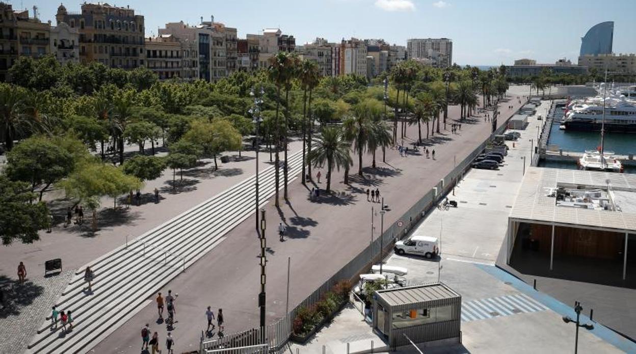 El paseo Joan de Borbó, este mediodía, sin manteros