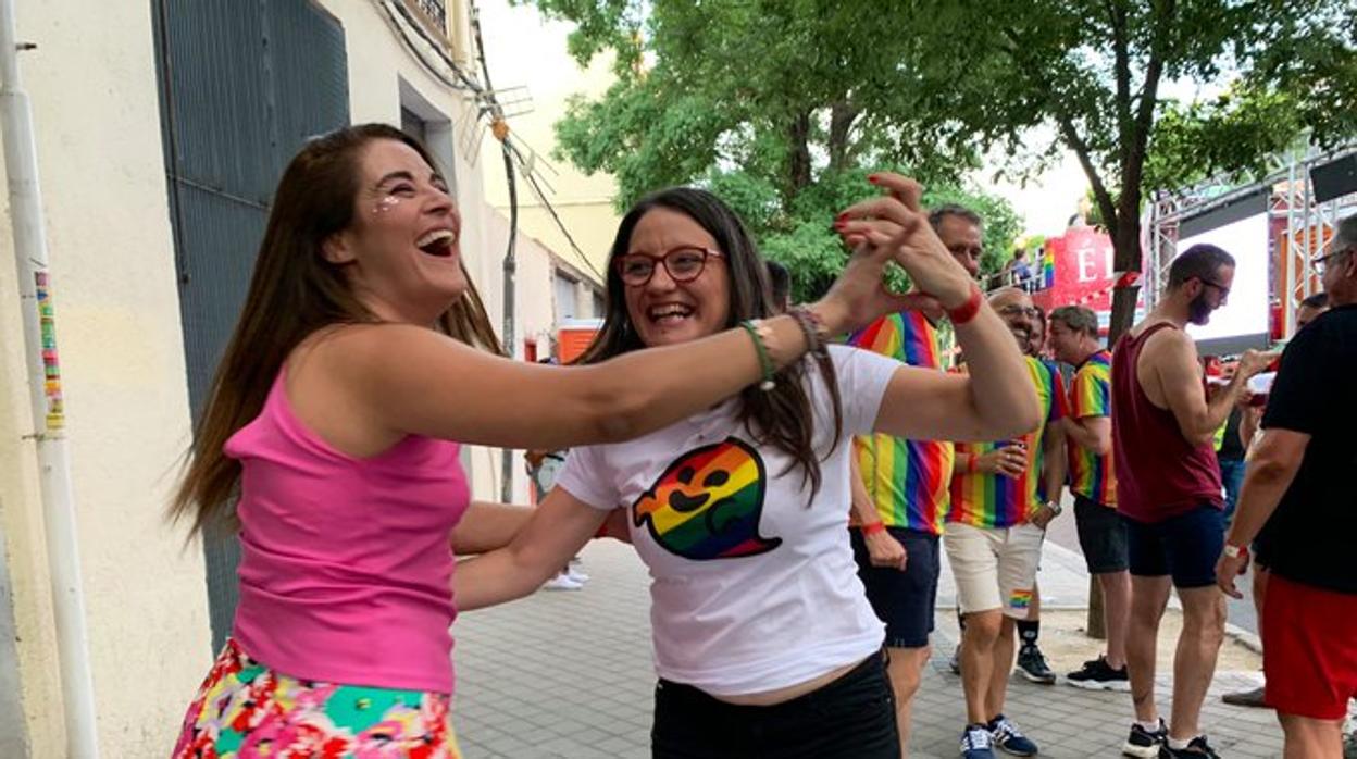 Imagen de Mónica Oltra y la consellera Miriea Mollá en la marcha del Orgullo Gay en Madrid