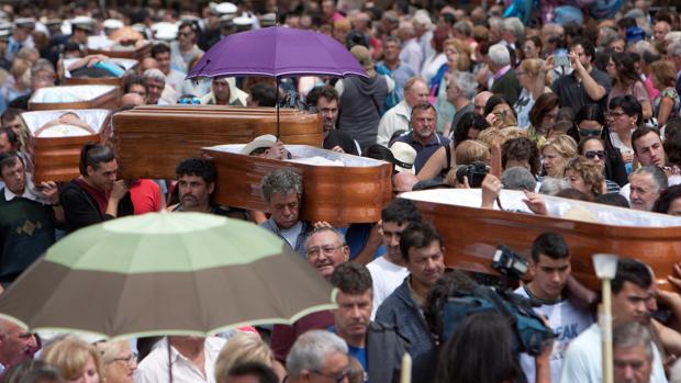 La peculiar procesión donde los fieles van en ataúdes para pedir ayuda divina