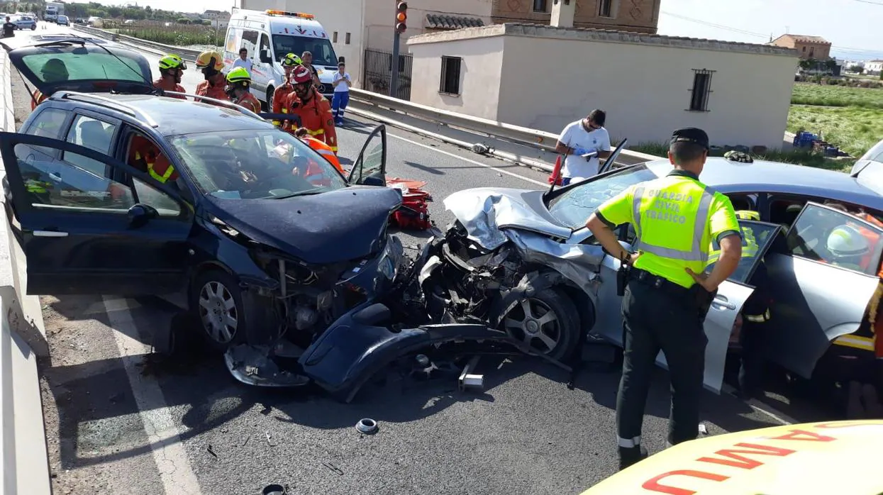 La Guardia Civil y los servicios de Emergencias junto a los dos coches tras la aparatosa colisión frontal