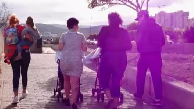 Vídeo: el demoledor reportaje sobre «niñas madres» de Canarias emitido en una cadena europea