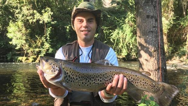 La espectacular captura de una trucha de casi 4 kilos en Lugo