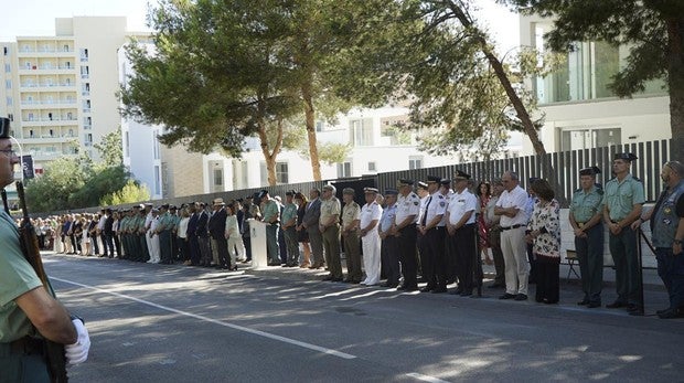 Mallorca rinde homenaje a los guardias civiles Carlos Sáenz de Tejada y Diego Salvá