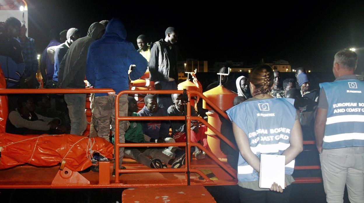 Las 35 personas de origen subsahariano que han sido rescatadas en una patera cerca de la isla de Alborán