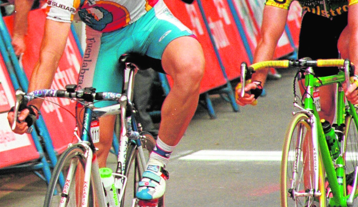 Manuel Sanroma, con el maillot del Fuenlabrada, en una de las dos etapas de la Vuelta a Asturias que ganó un mes antes de fallecer