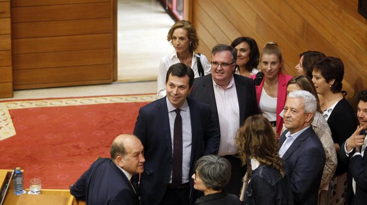 Gonzalo Caballero, con compañeros de su grupo, esta mañana en el Parlamento gallego