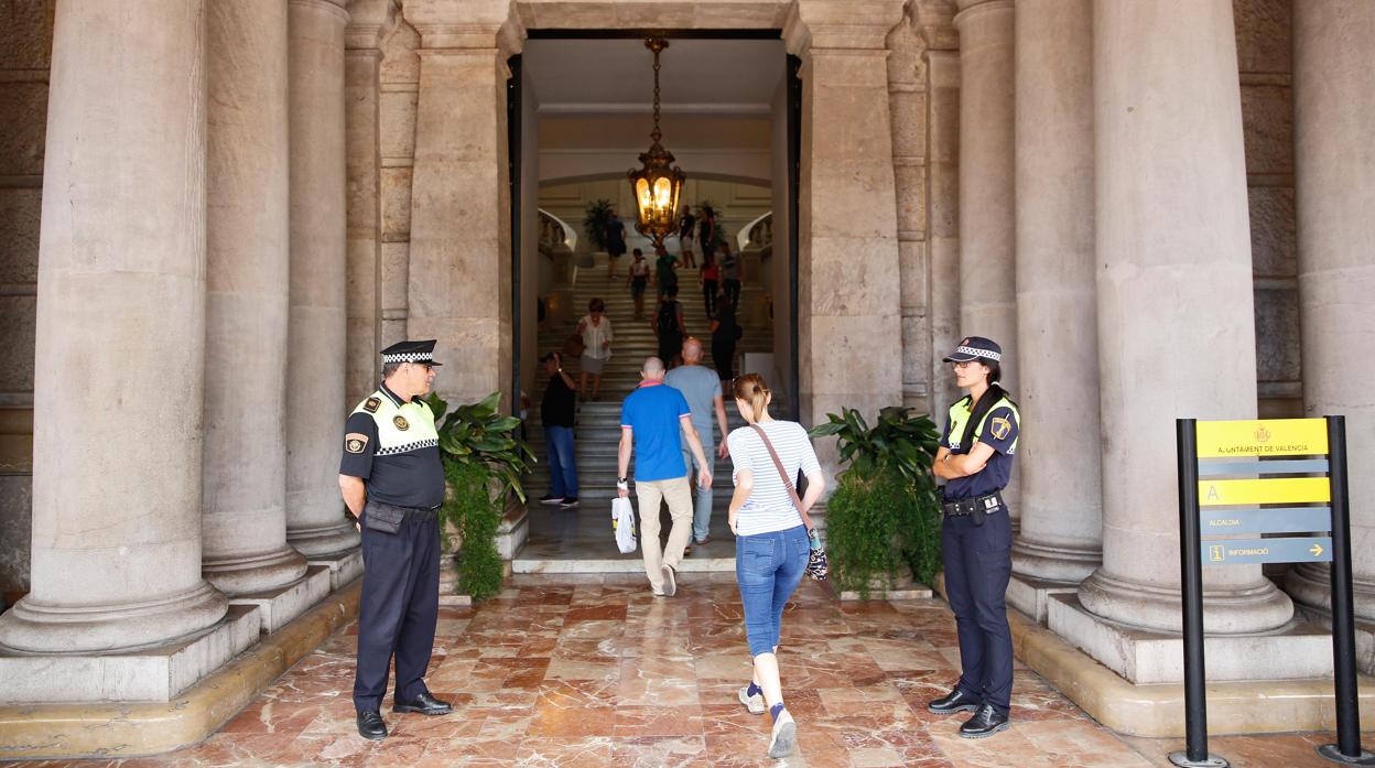 Entrada al Ayuntamiento de Valencia