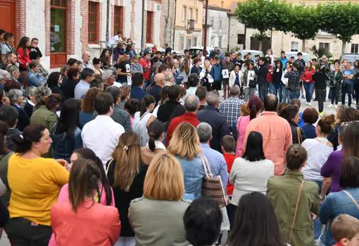 Vecinos de Villagonzalo se concentraron ayer para rechazar el crimen