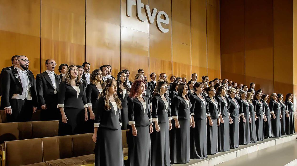 Coro RTVE y el director Christoph Köning, que dirigirá a la agrupación en el concierto Abulensis