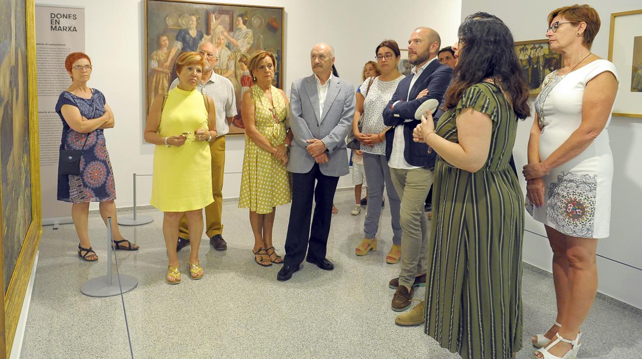 Imagen de la inauguración de la exposición «Dones en marxa» en Sagunto