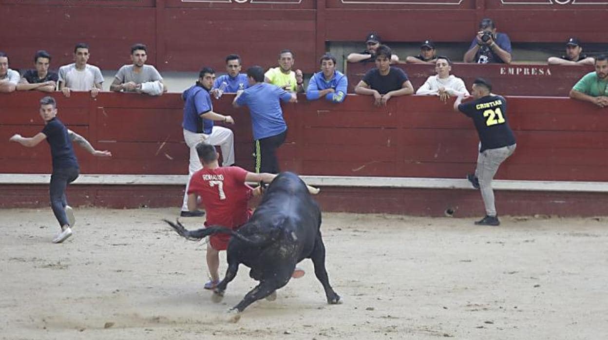 Un joven es embestido por un toro en la plaza de Leganés