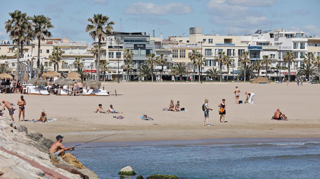 Imagen de archivo de un día soleado en la playa de la Malvarrosa