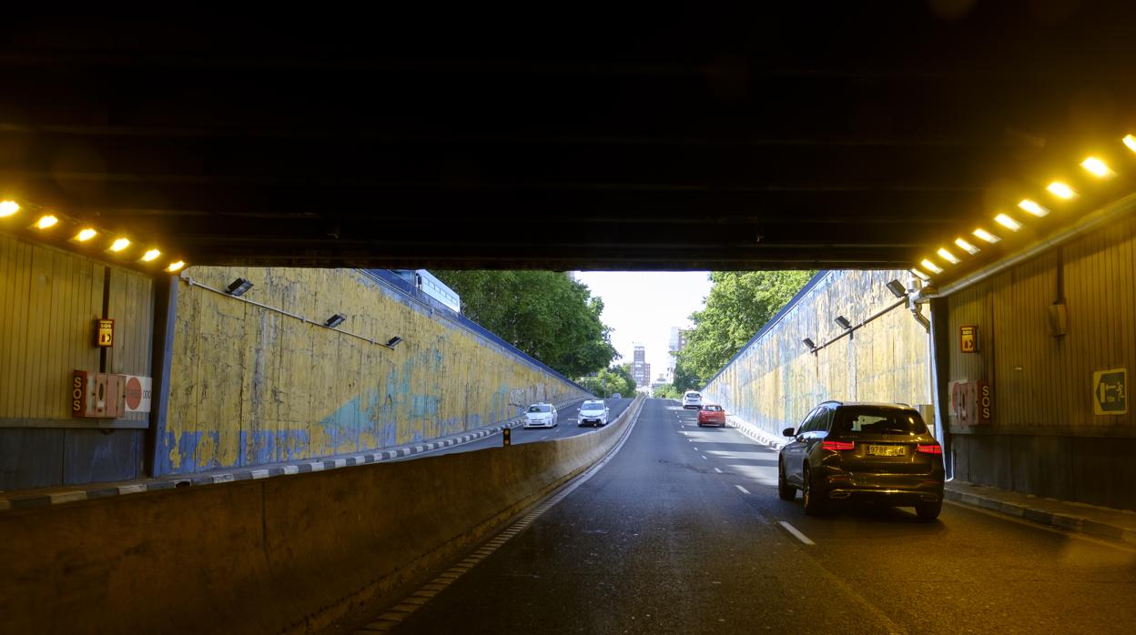 Varios coches circulan, ayer, por el túnel de Francisco Silvela