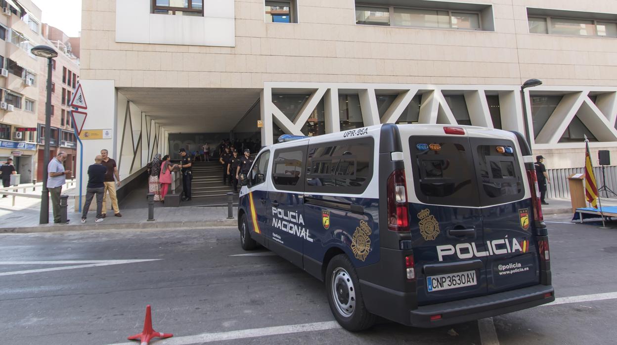 Imagen de archivo de un vehículo de la policía en frente de un cuartel de Alicante