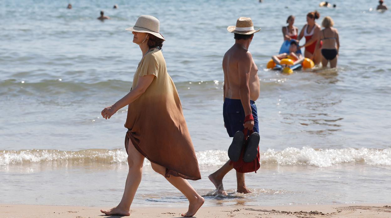 Imagen de archivo de dos personas paseándose en la playa de la Malvarrosa