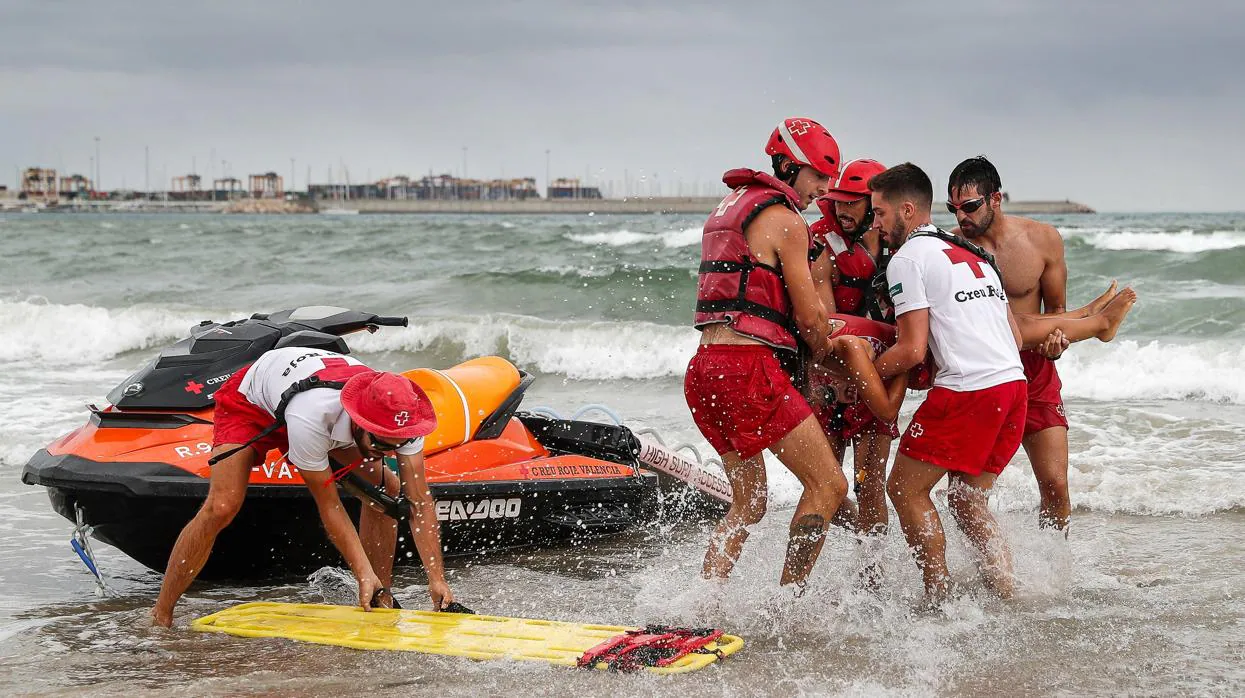 Imagen de un simulacro de rescate a un bañista en la playa de Pinedo de Valencia