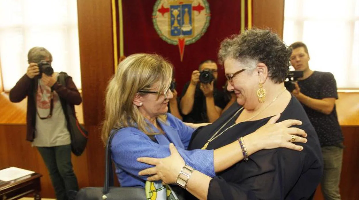 María Dolores Fernández Galiño y Dolores Otero se saludan este viernes en el Parlamento