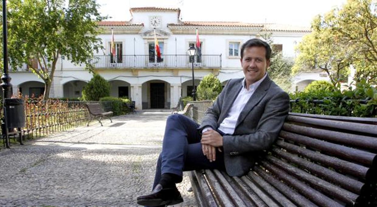 Carlos Velázquez frente al ayuntamiento en una imagen de archivo