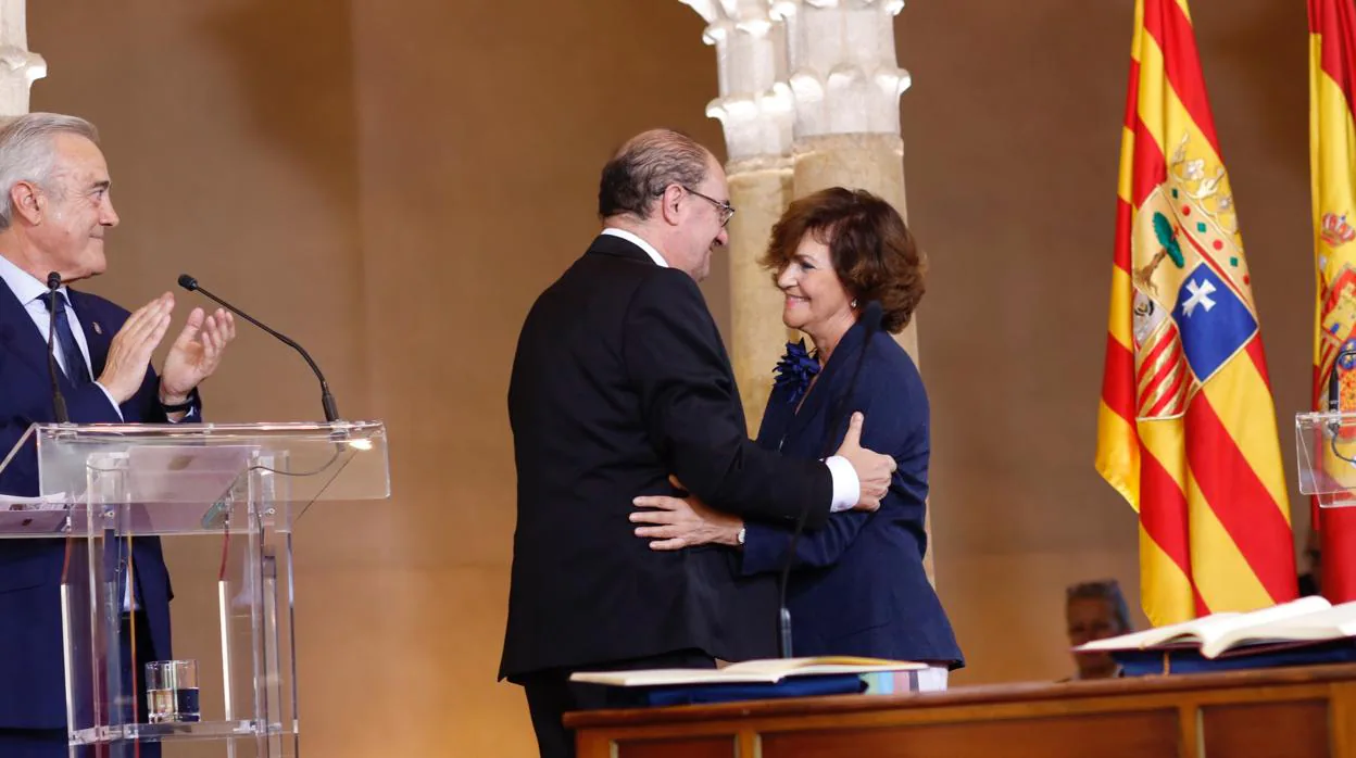 Carmen Calvo felicita a Javier Lambán en presencia del presidente de las Cortes de Aragón, Javier Sada