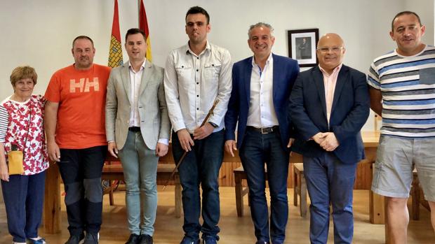 El último alcalde de España en tomar posesión de su cargo recibe el bastón de mando en Maraña