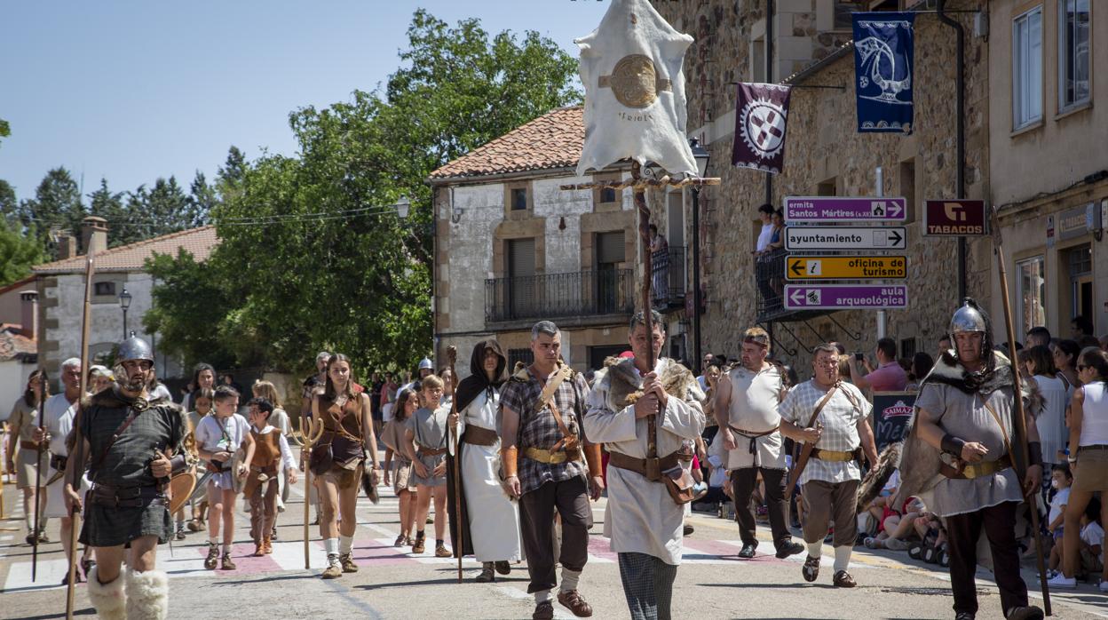 Desfile de tropas numantinas y romanas, ayer en Garray