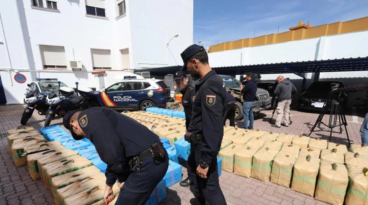 Agentes de policía exponen las ocho toneladas de hachís incautadas en dos operaciones contra el narcotráfico