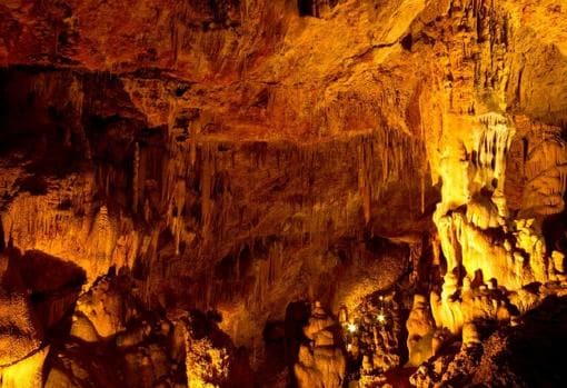 Imagen del interior de la Cueva del Rull