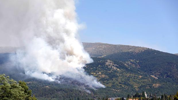 El incendio de La Granja penetra «mínimamente» en Madrid y las próximas horas son «cruciales»