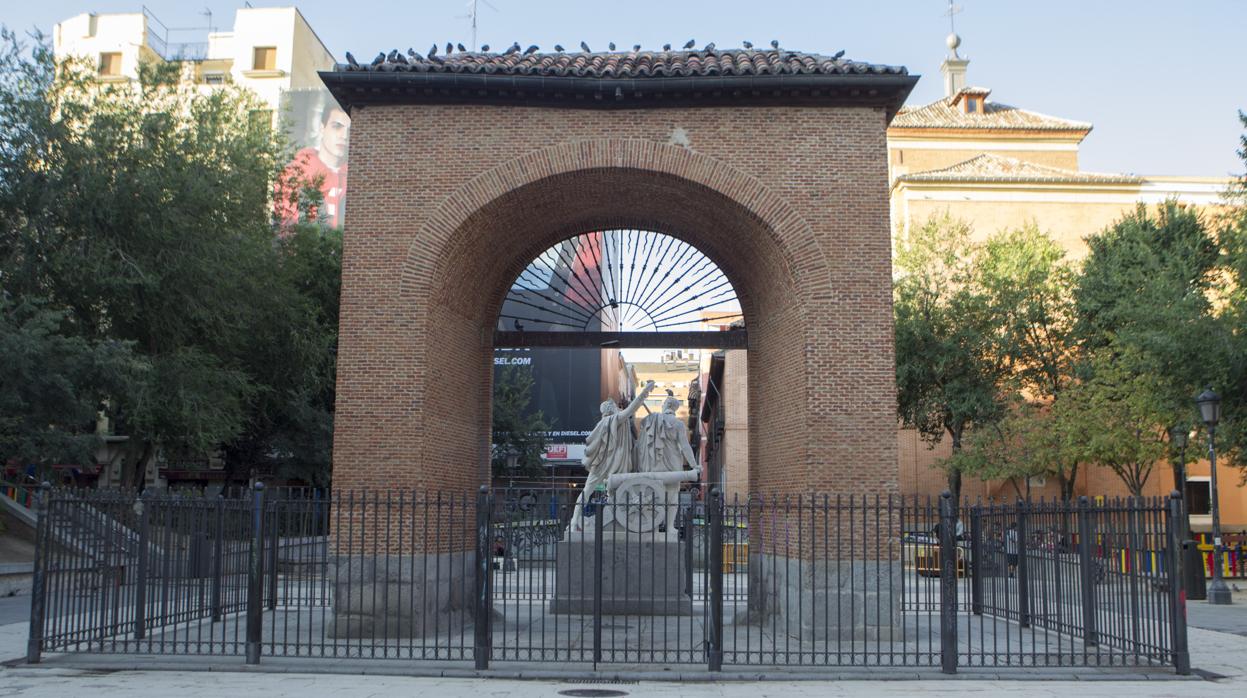 El monumento dedicado a Daoiz y Velarde que preside la plaza del Dos de Mayo