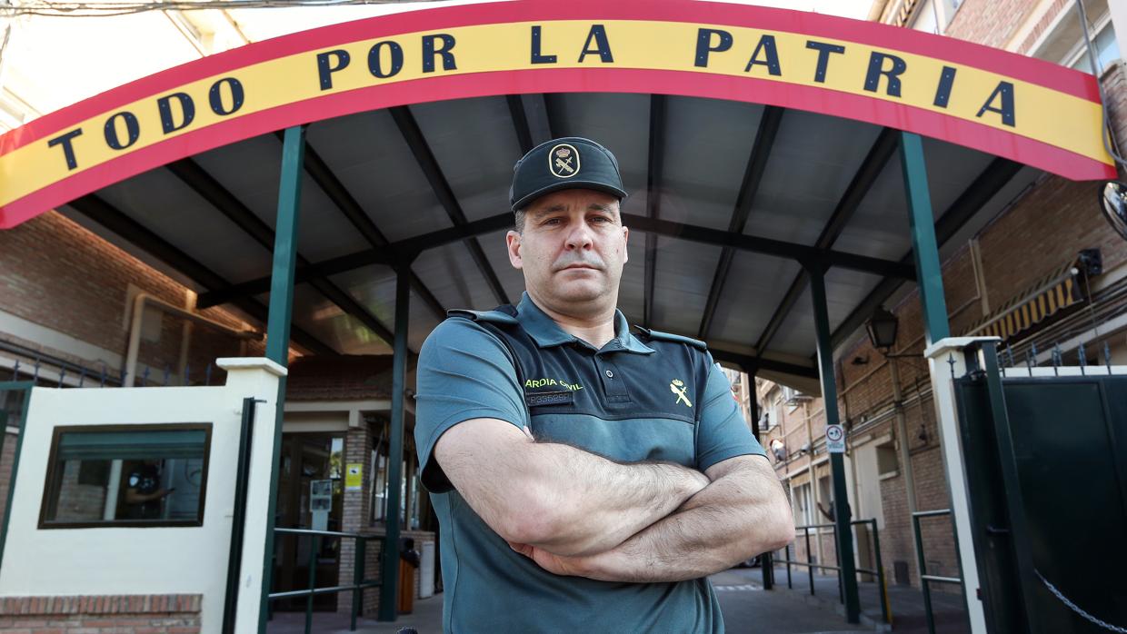 El cabo Mario Gómez posa en la puerta de la Comandancia de la Guardia CIvil de Toledo